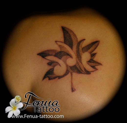 5a°) tatouage de feuille d'erable en points